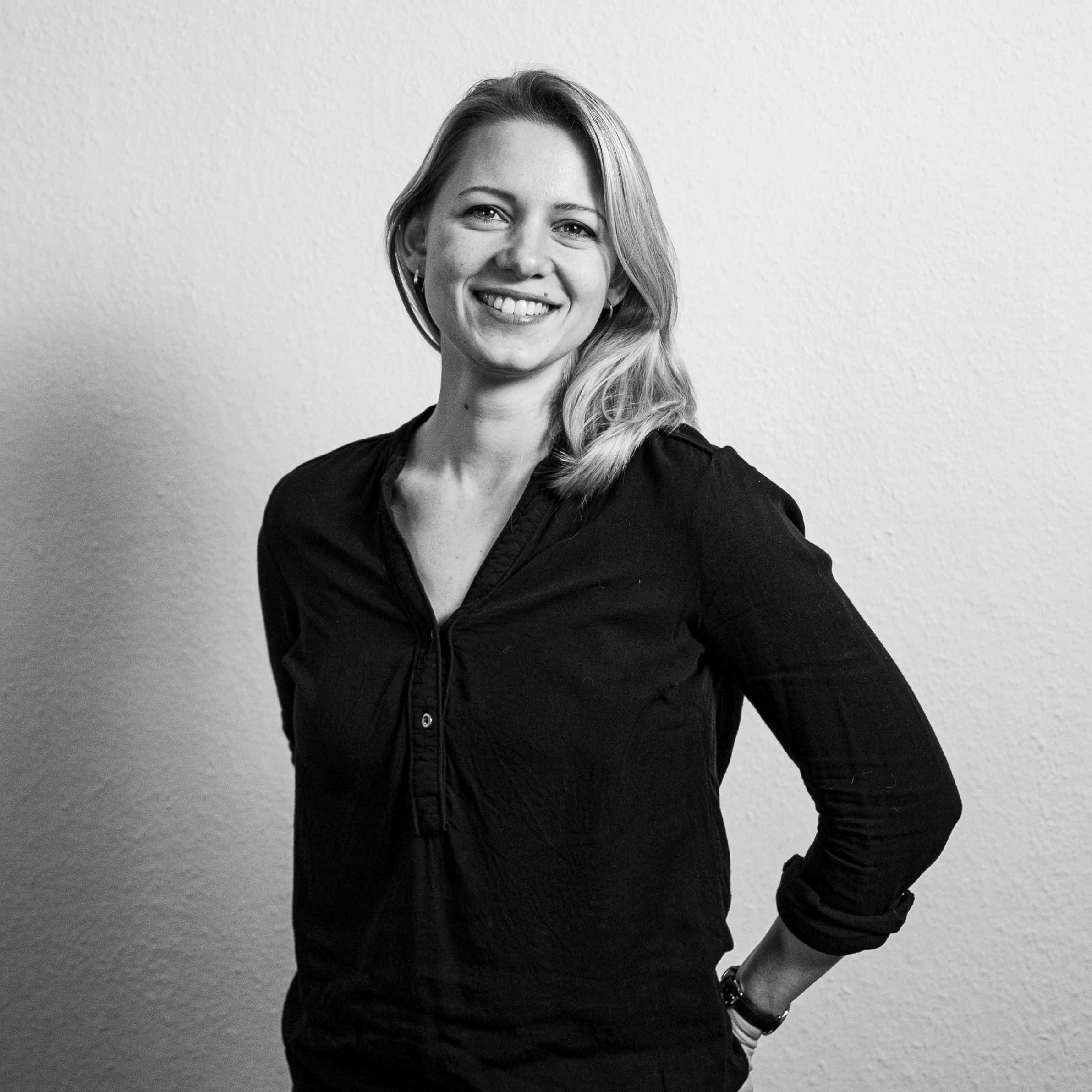 Maren Meheust Creative Strategist von We Are Social vor einer weißen Wand in einem schwarzen Shirt. Das Bild ist schwarz-weiß