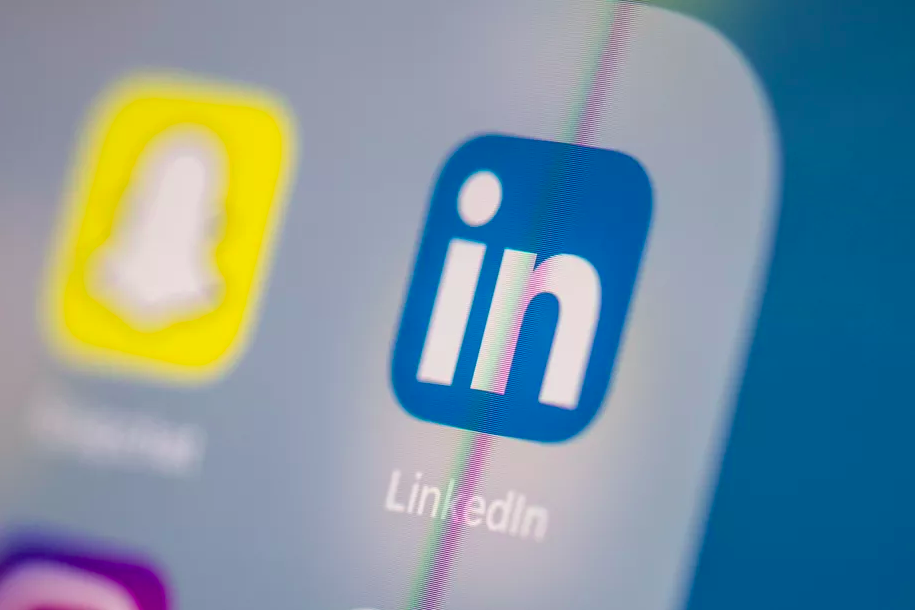 LinkedIn si avvicina a Snapchat con le stories